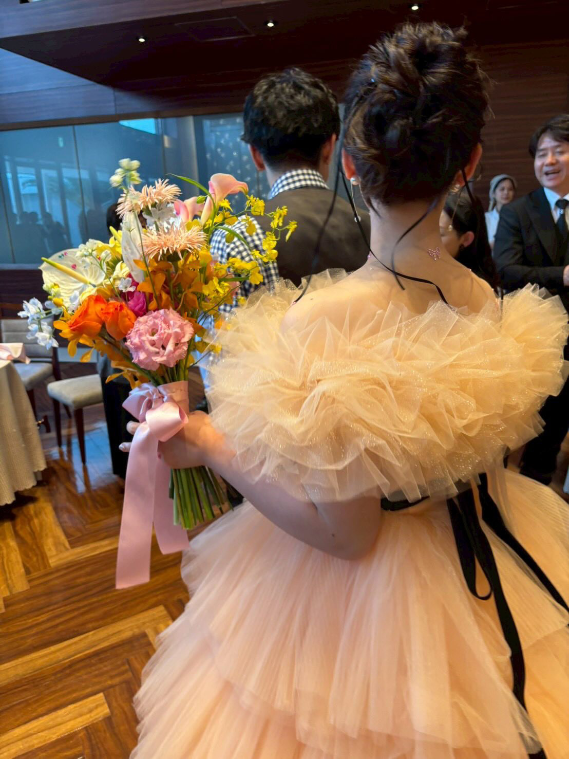 実例写真！カラードレス オレンジ 取り外し可能なオフショルダー ティアードのドレス プリーツドレス キラキラチュール