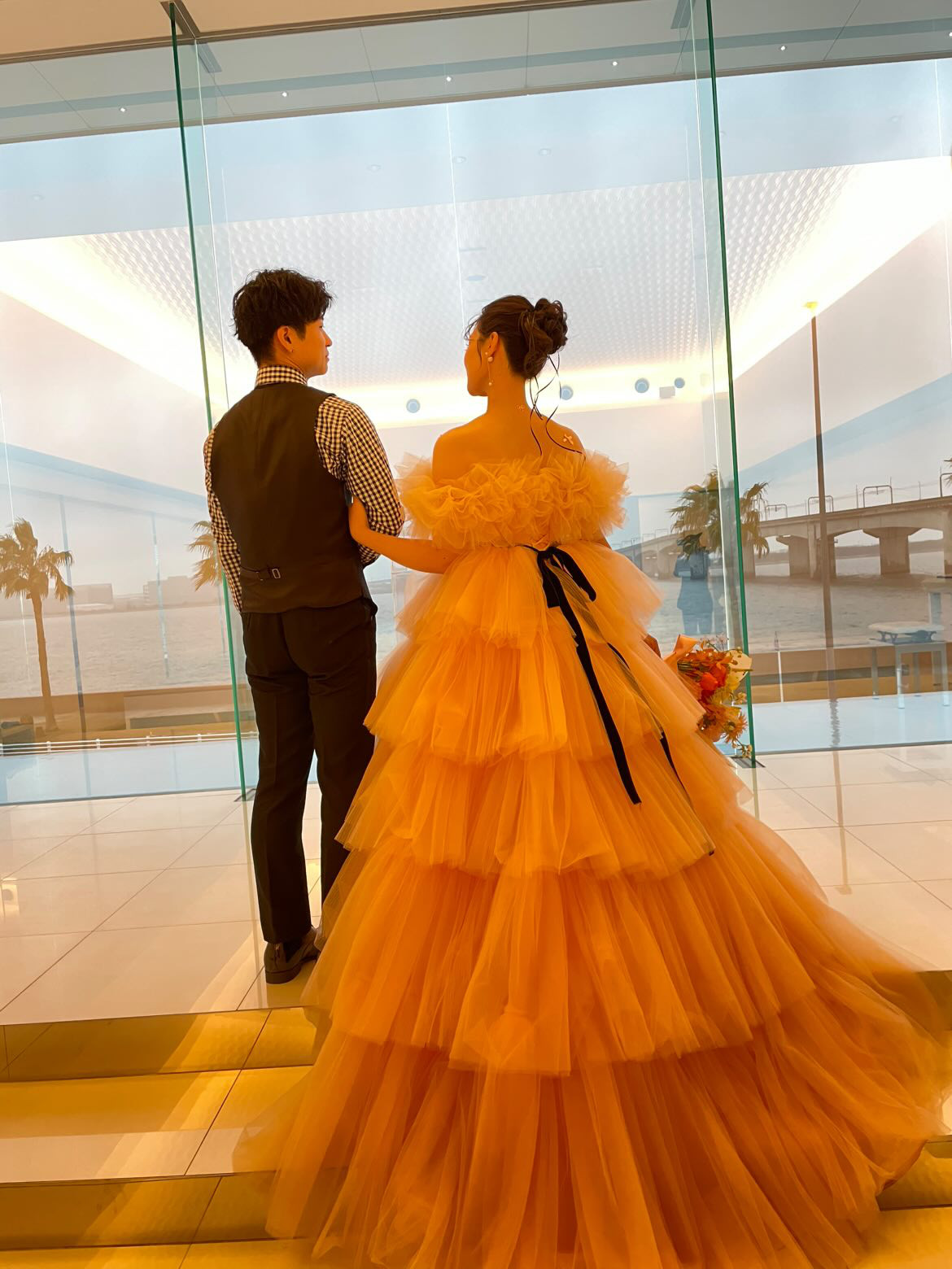 実例写真！カラードレス オレンジ 取り外し可能なオフショルダー ティアードのドレス プリーツドレス キラキラチュール