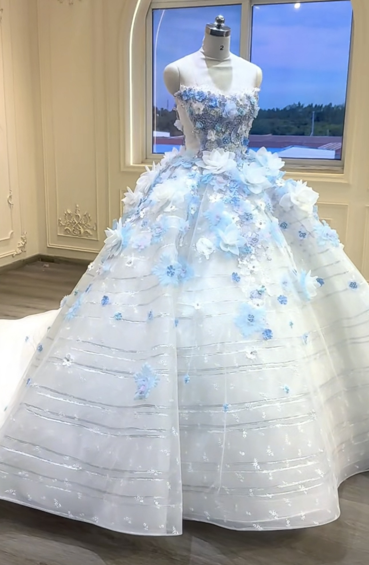 爽やかなブルー　お花飾り　カラードレス　チュール　ボリューム　袖無し　キラキラ　パーティードレス前撮り衣装コンテスト花嫁