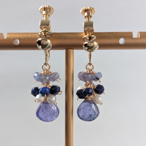 12月誕生石ブルーのタンザナイトイヤリング☆淡水パール、ラピスラズリ