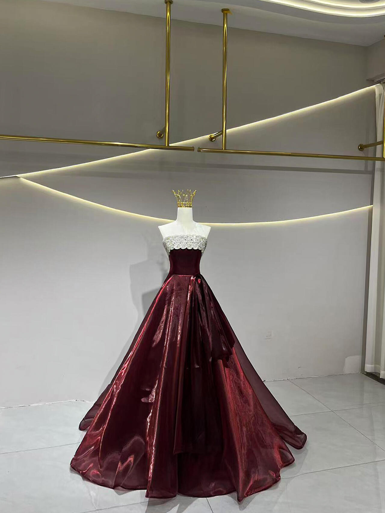 高級感溢れる　細見えシルエット　Aライン　ワインレッド　オーガンジー上品　チューブトップ　光沢感　発表会演奏会卒業式優雅