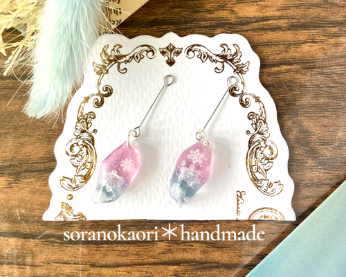新作☆雪のきらめき レジンピアス／イヤリング変更可 〜淡ピンクと氷色