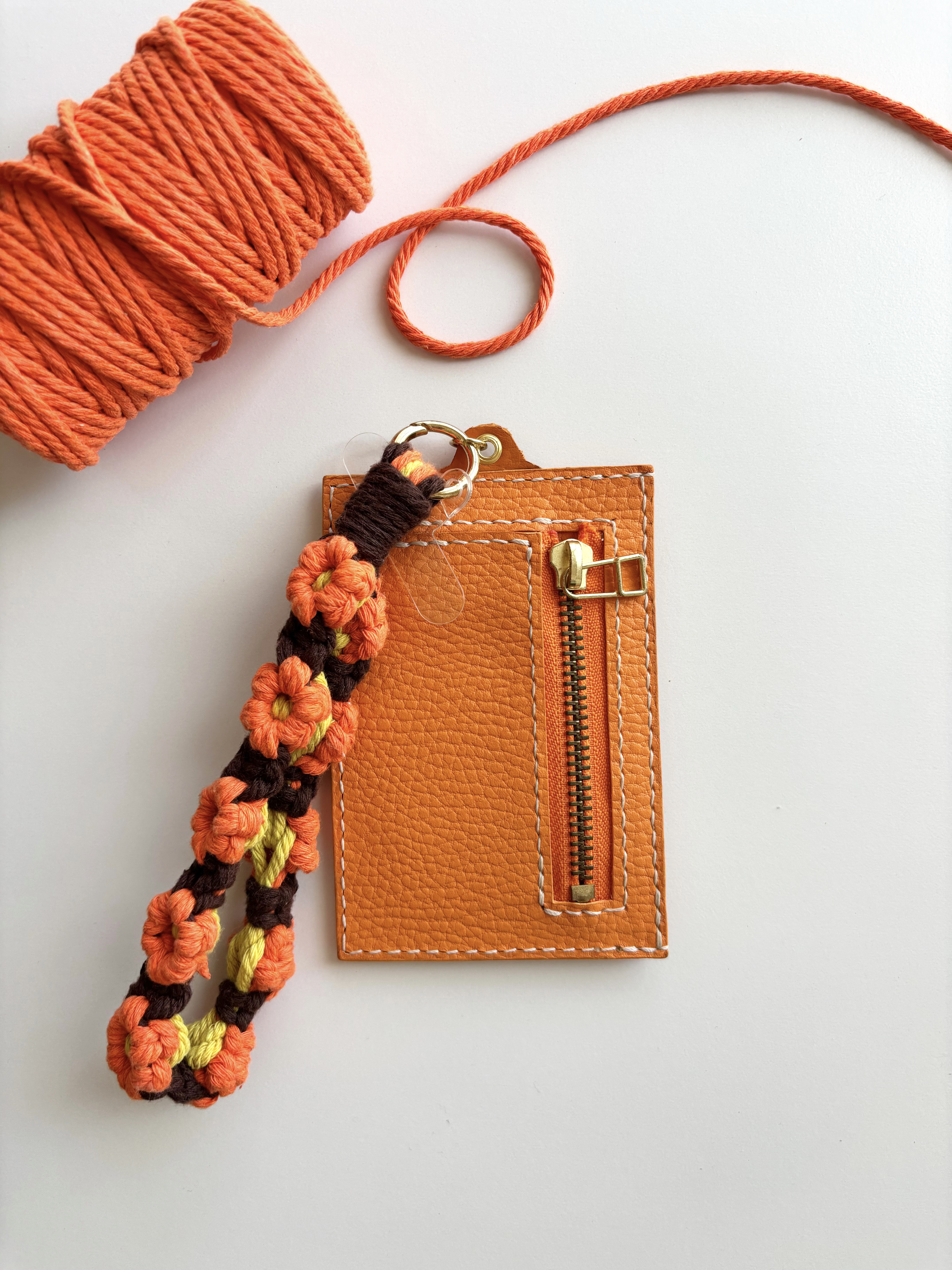 コンパクトウォレット　オレンジ　マクラメストラップ付き（受注生産）