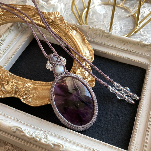 トラピッチェ模様アメジスト・大きめサイズ マクラメネックレス 金属