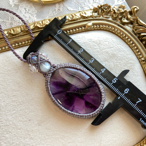 トラピッチェ模様アメジスト・大きめサイズ マクラメネックレス 金属