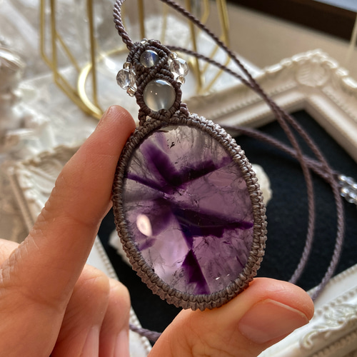 トラピッチェ模様アメジスト・大きめサイズ マクラメネックレス 金属