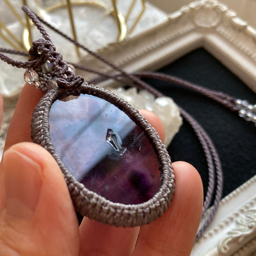 トラピッチェ模様アメジスト・大きめサイズ マクラメネックレス 金属
