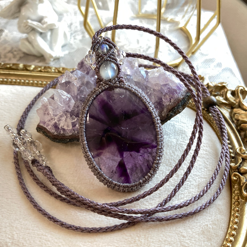 トラピッチェ模様アメジスト・大きめサイズ マクラメネックレス 金属