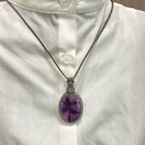 トラピッチェ模様アメジスト・大きめサイズ マクラメネックレス 金属