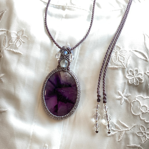 トラピッチェ模様アメジスト・大きめサイズ マクラメネックレス 金属