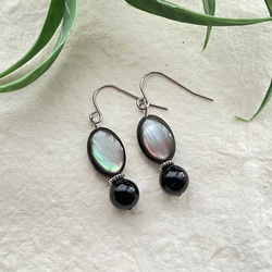 ブラックシェル(黒蝶貝)オーバルと天然石オニキスの耳飾り(ピアス