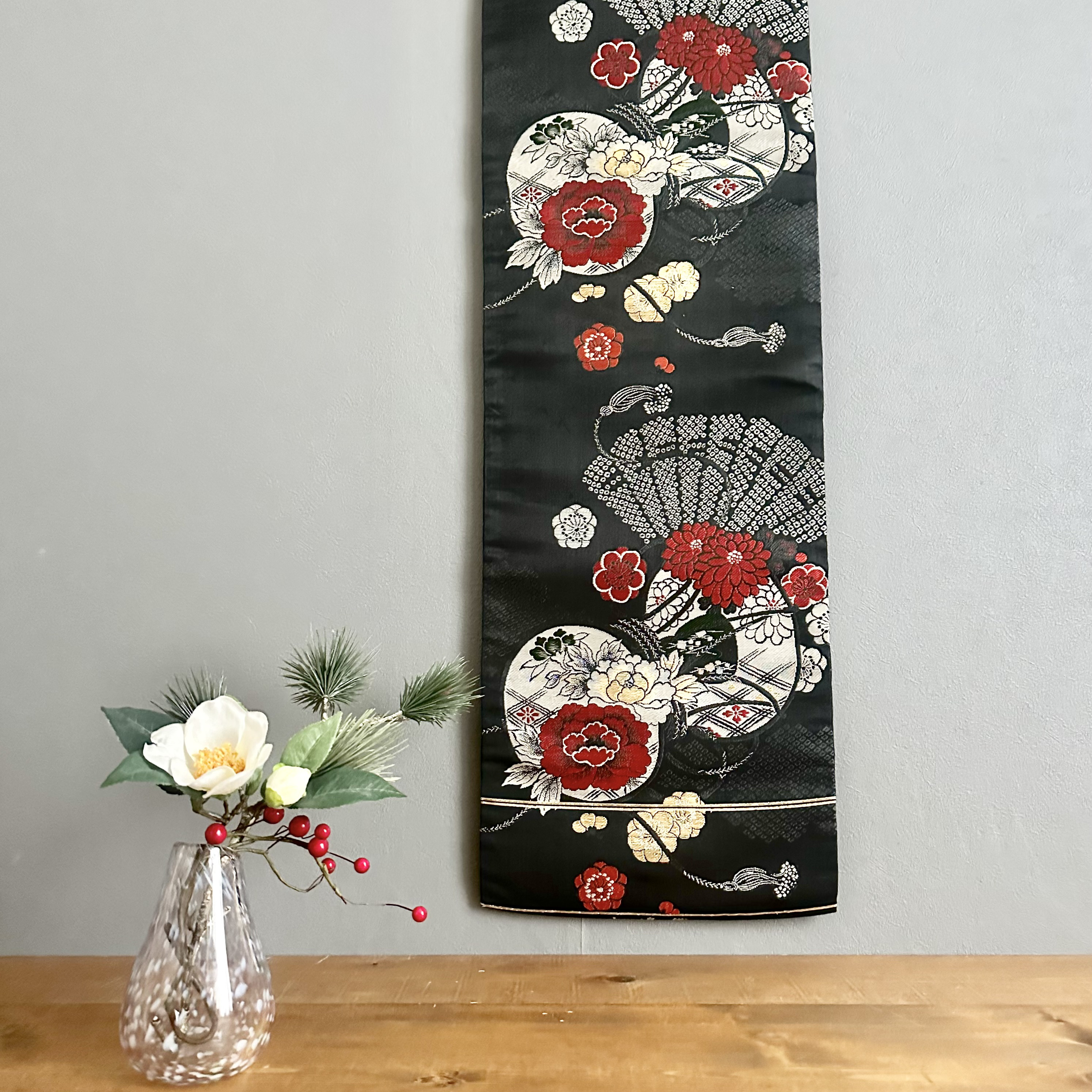 帯のタペストリー　ヴィンテージ　花々の咲く鼓　テーブルランナー使用可　和モダン　リメイク インテリア　正月飾り　玄関
