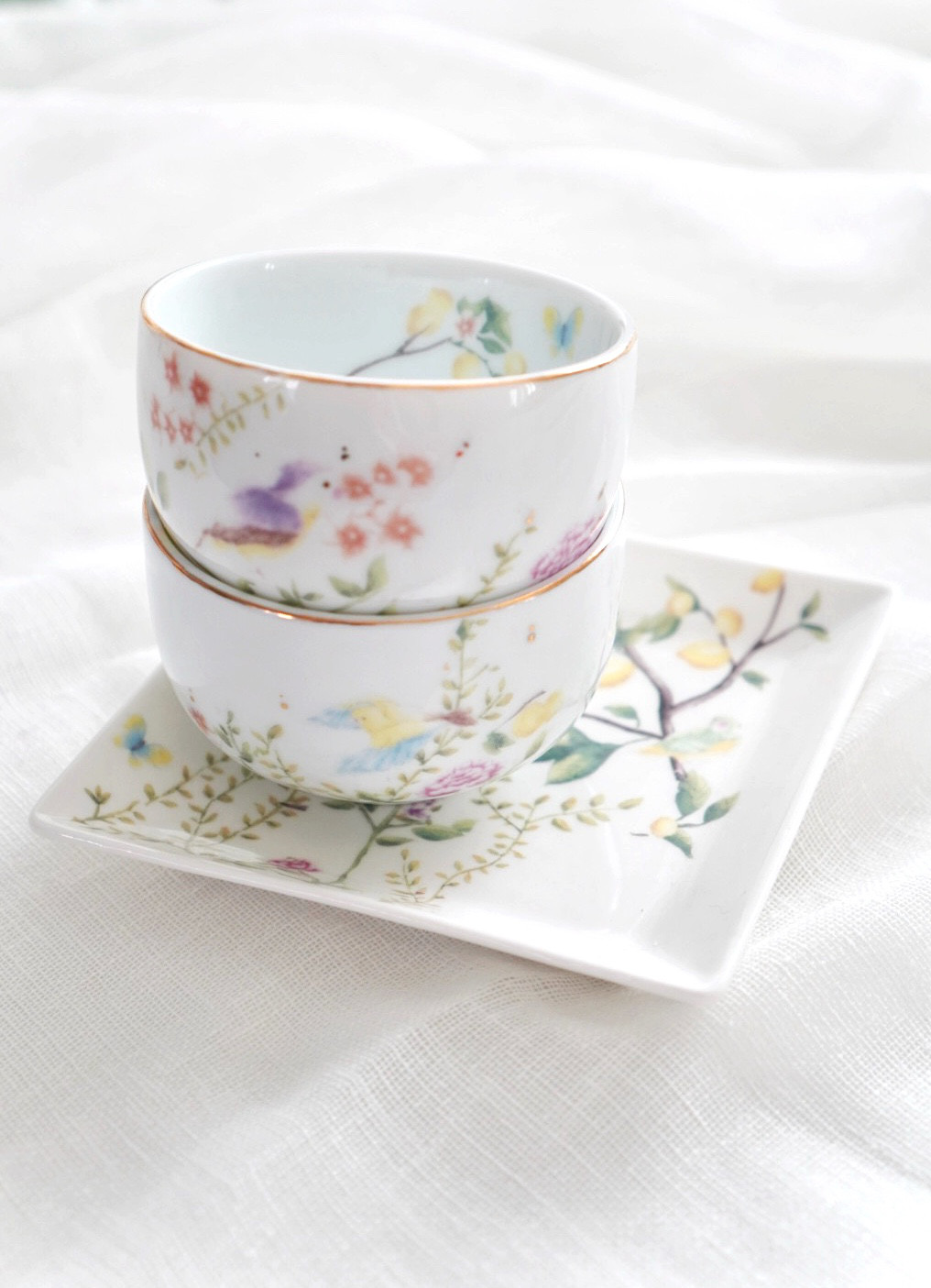 湯呑み2客＋角皿2枚のティーセット｜小鳥と花咲くシノワズリ｜やさしい色合いの和モダン食器 大切な人へのギフトに