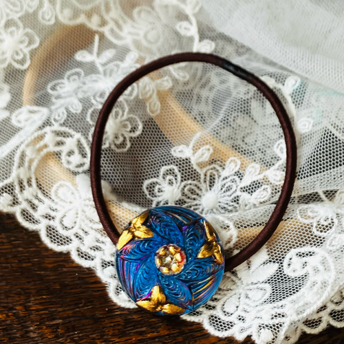 チェコガラスボタン》ロイヤルブルーの花ぐるま柄ヘアゴム/ポニー