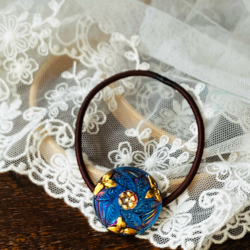 チェコガラスボタン》ロイヤルブルーの花ぐるま柄ヘアゴム/ポニー