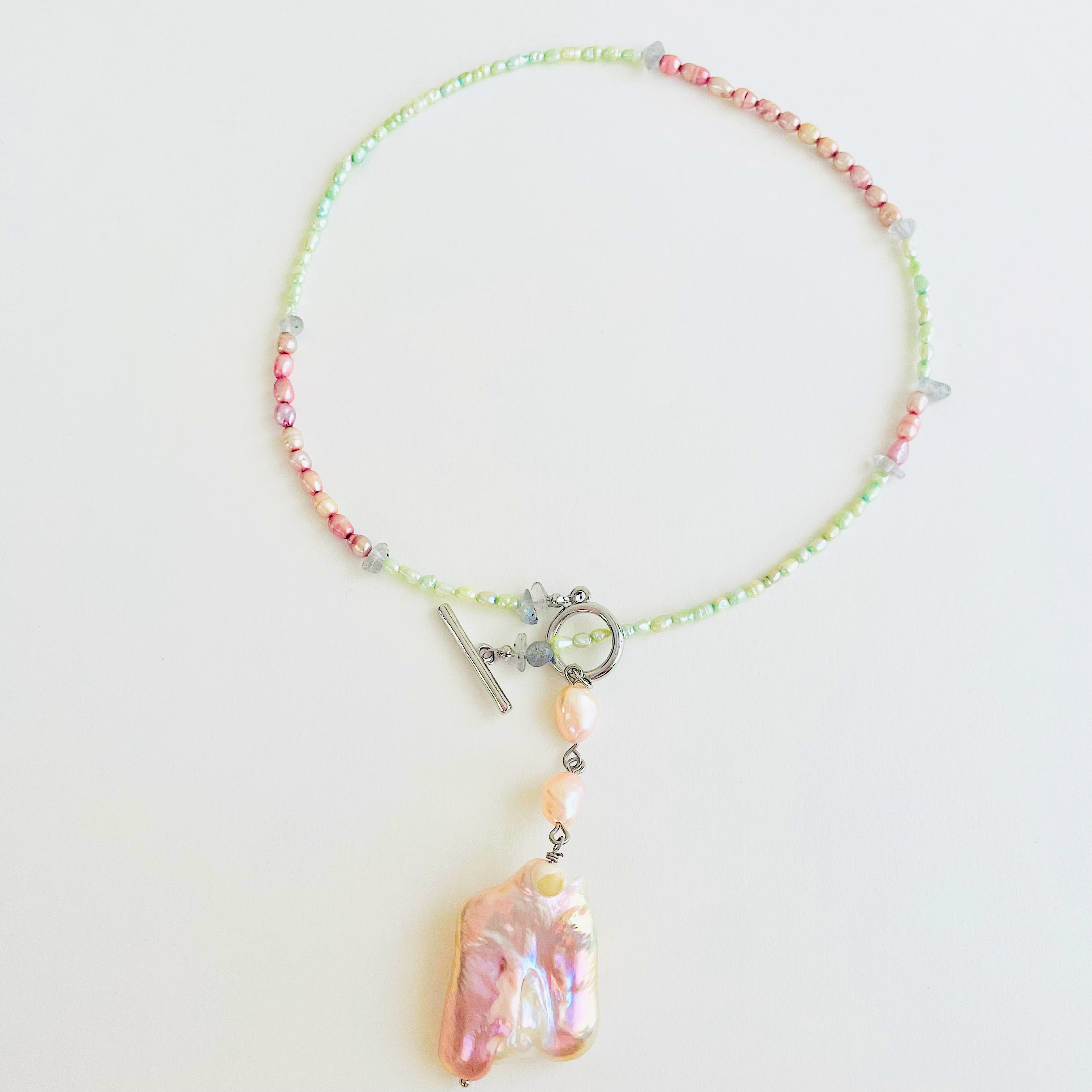 大粒バロックパールの前留めネックレス 朝の光を纏うチョーカー風｜淡水パール × ラブラドライト