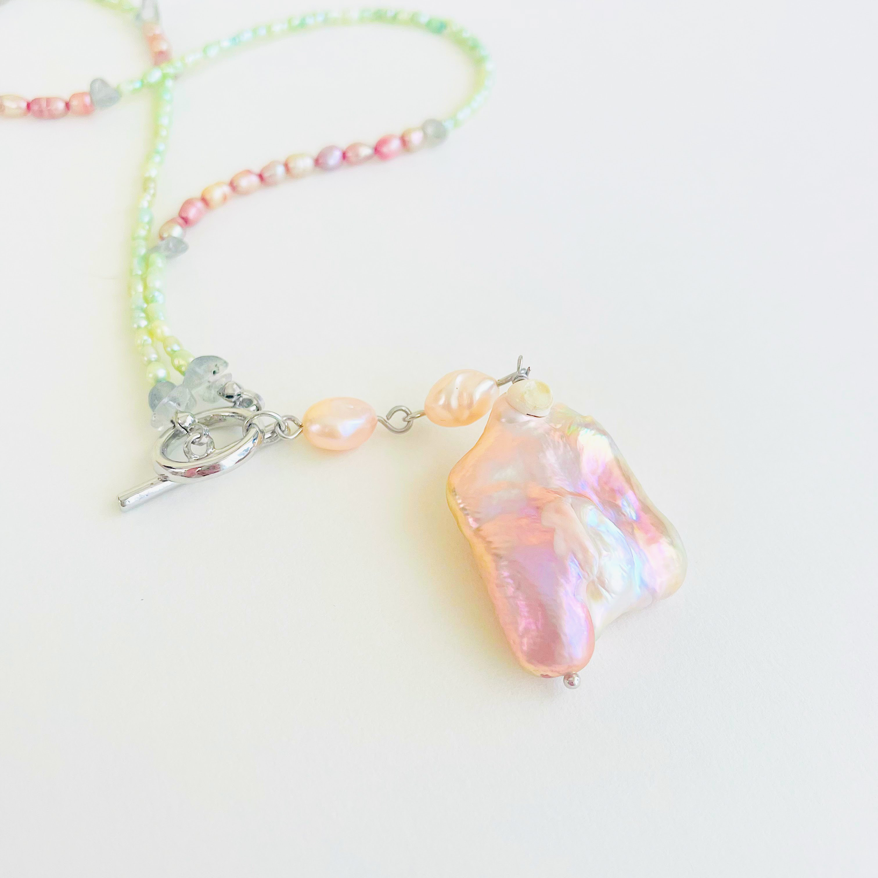 大粒バロックパールの前留めネックレス 朝の光を纏うチョーカー風｜淡水パール × ラブラドライト