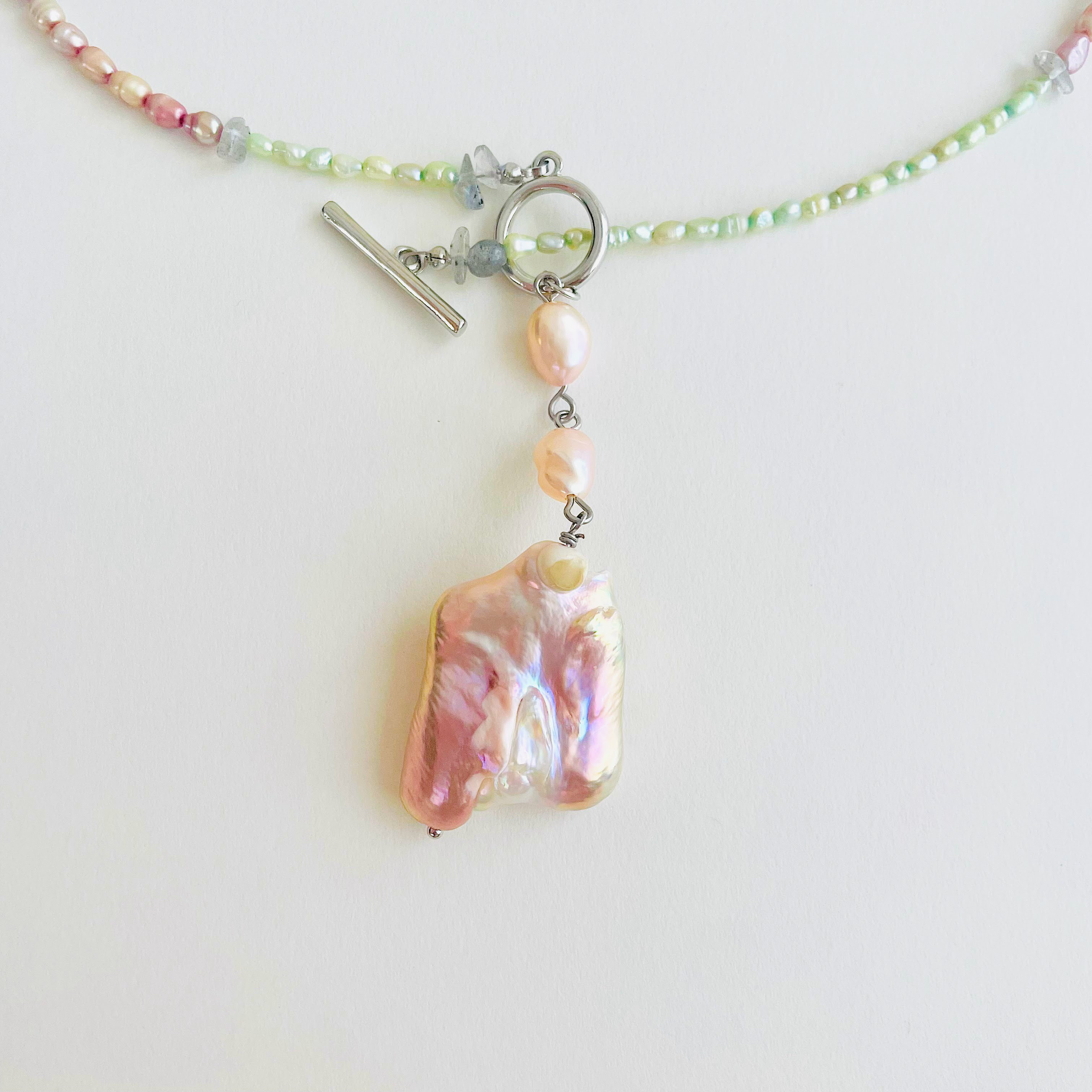 大粒バロックパールの前留めネックレス 朝の光を纏うチョーカー風｜淡水パール × ラブラドライト