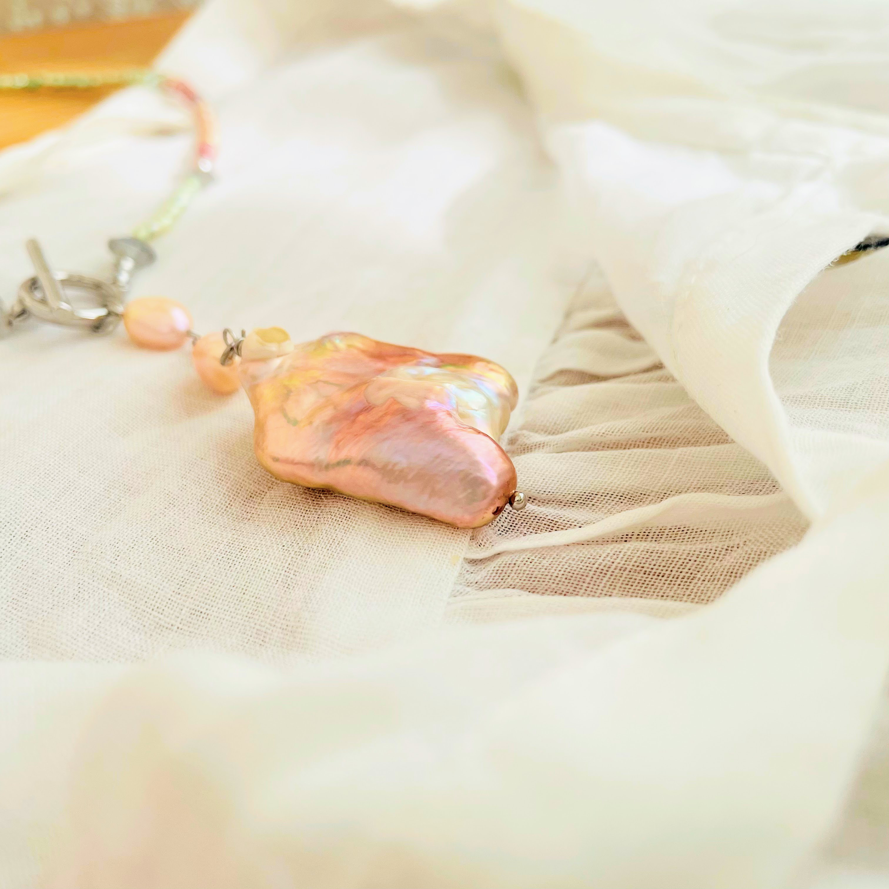 大粒バロックパールの前留めネックレス 朝の光を纏うチョーカー風｜淡水パール × ラブラドライト