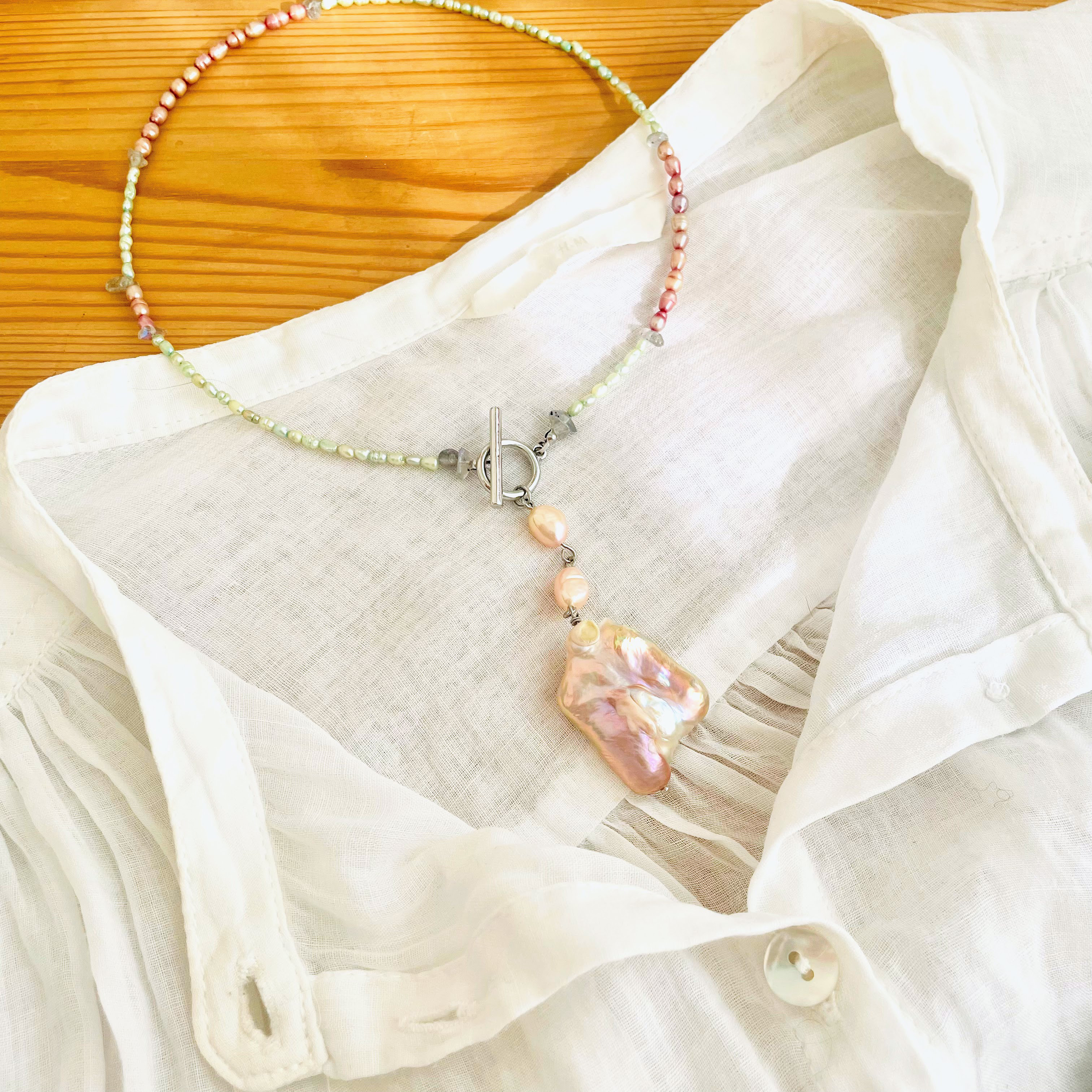 大粒バロックパールの前留めネックレス 朝の光を纏うチョーカー風｜淡水パール × ラブラドライト