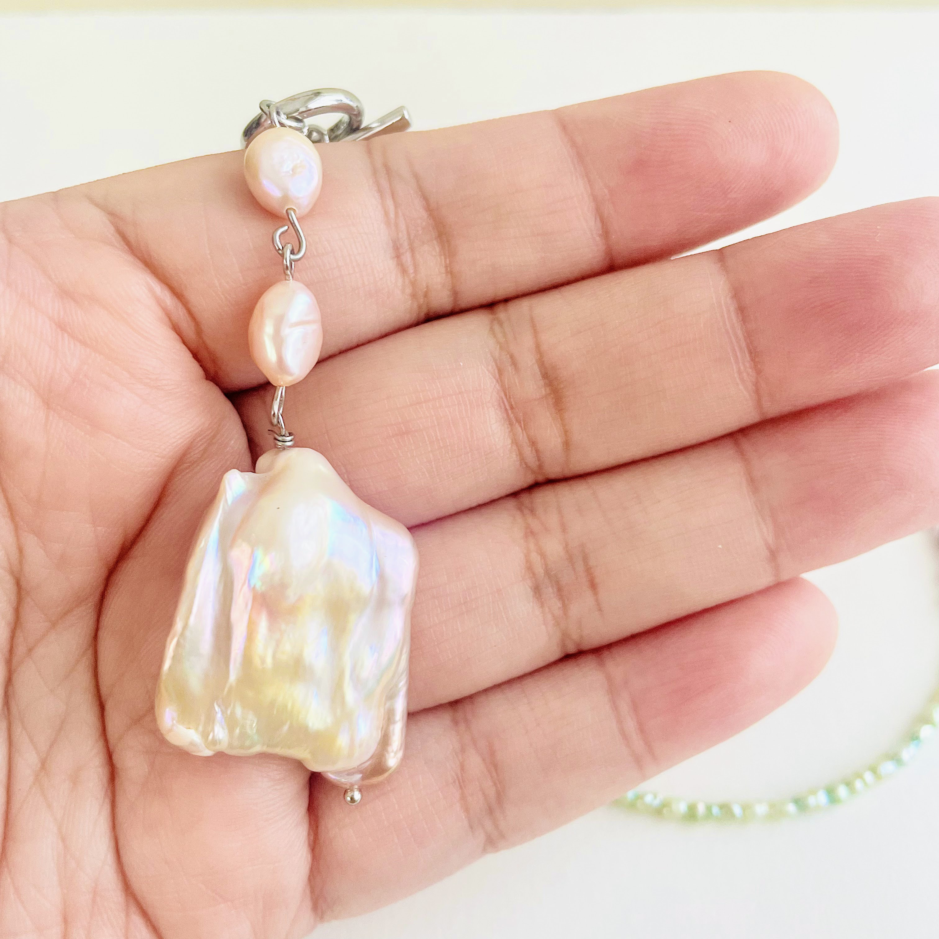 大粒バロックパールの前留めネックレス 朝の光を纏うチョーカー風｜淡水パール × ラブラドライト