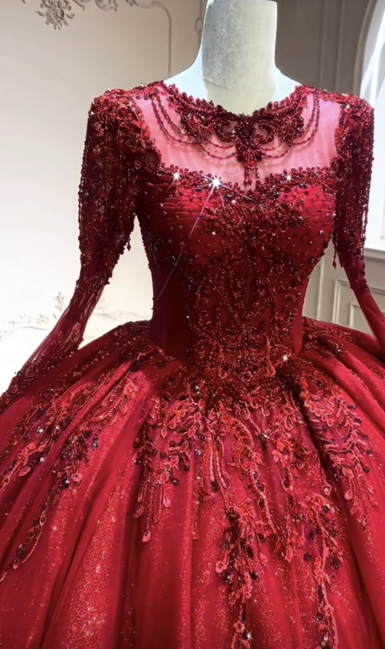 取り外し可能バックリボン　長袖イリュージョンネック　赤レッド　カラードレス　優雅なレース　細見えシルエット　演奏会披露宴