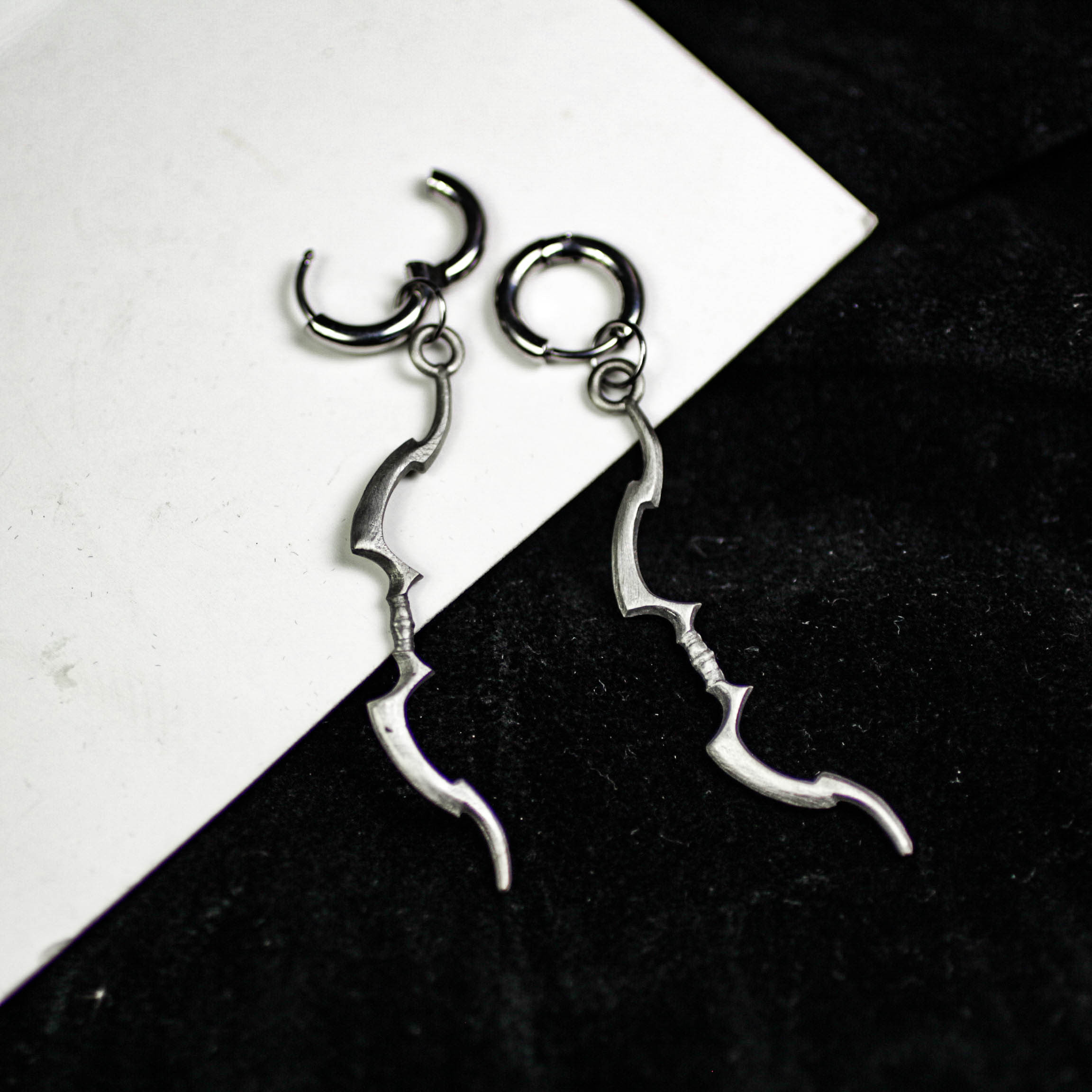 シルバーアーチェリーボウドロップイヤリング - ファンタジーアーチャーにインスパイアされたジュエリー - 手作りダングル