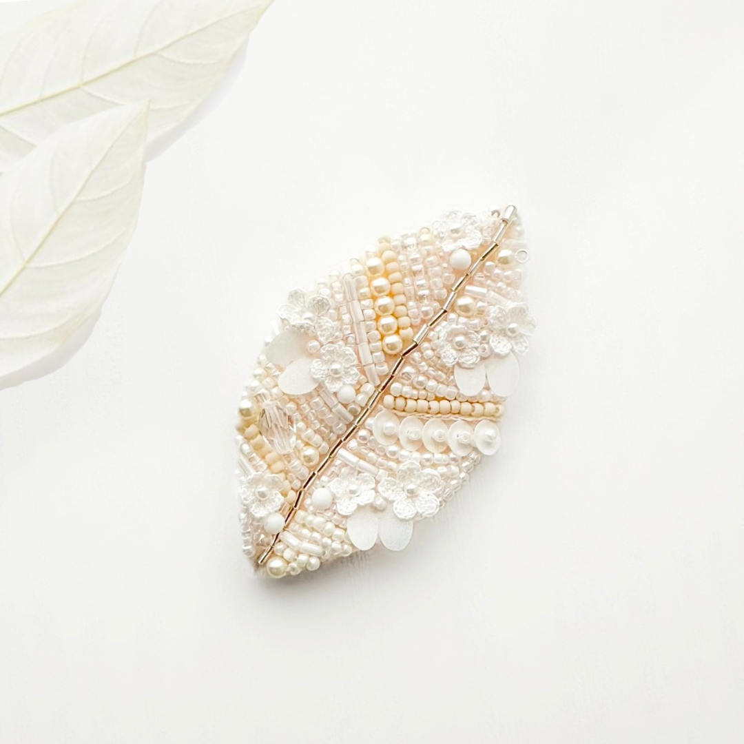 『 ホワイトリーフ 』ブローチ｜一点もの｜レース編み｜ビーズ刺繍｜パールビーズ｜フォーマル｜卒園入園｜卒業入学｜贈り物