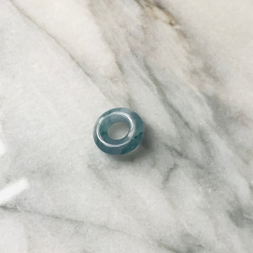 グアテマラ産天然翡翠ペンダントトップ P110-029］天然石 翡翠 ペンダントトップ 彫刻 グアテマラ産 アクセサリー