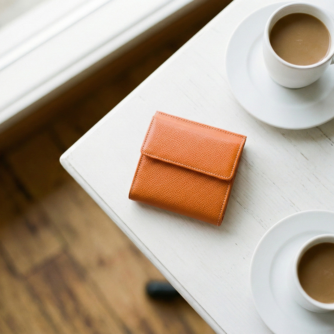 札小銭を同時に取り出す「ワンアクション財布」。傷に強い国産型押しレザー／エンボス 外小銭入れ二つ折り財布 MI0216