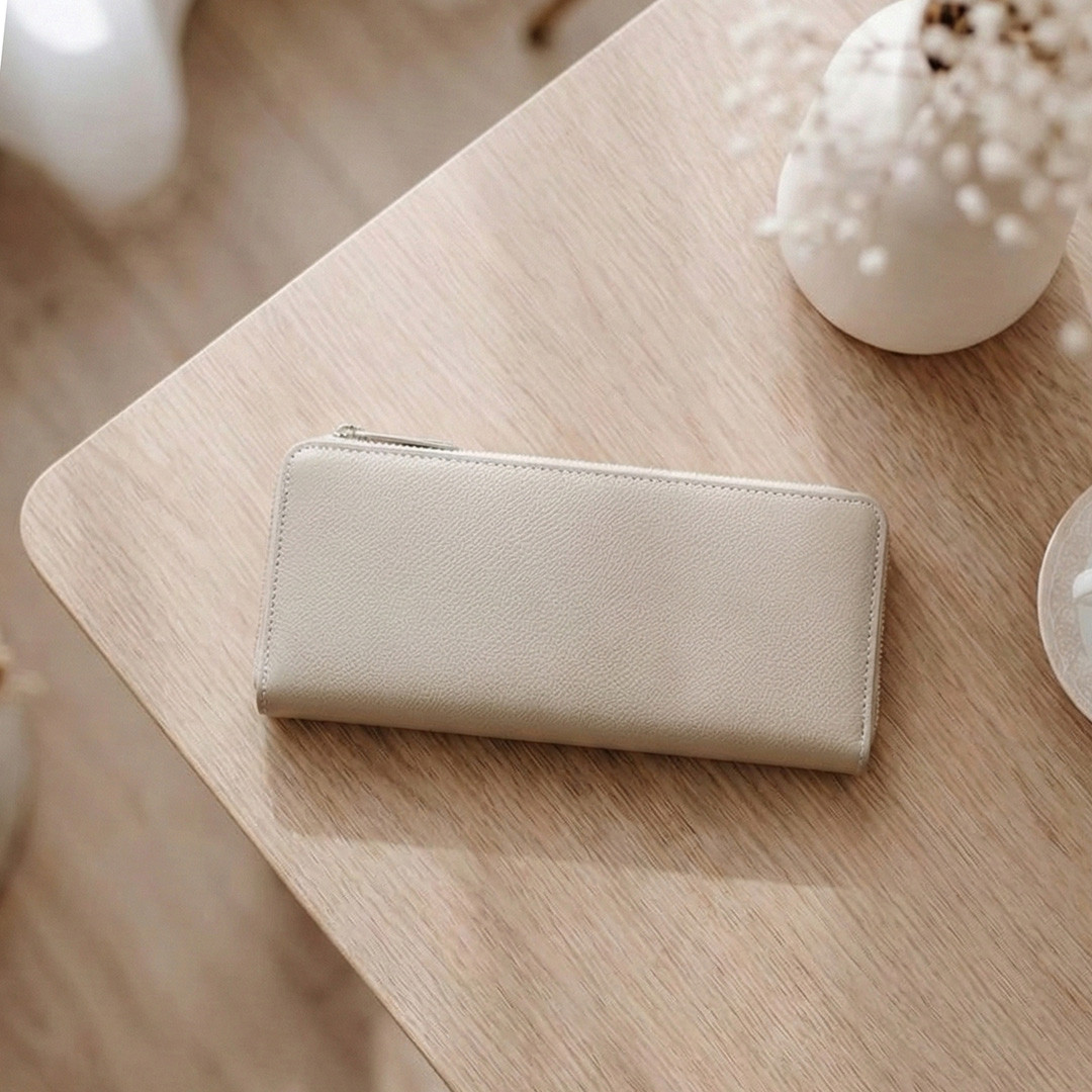 中まで「L字」が使いやすい。軽量スリムですっきりしまえる長財布／エンボス L字ファスナー長財布 MI0217