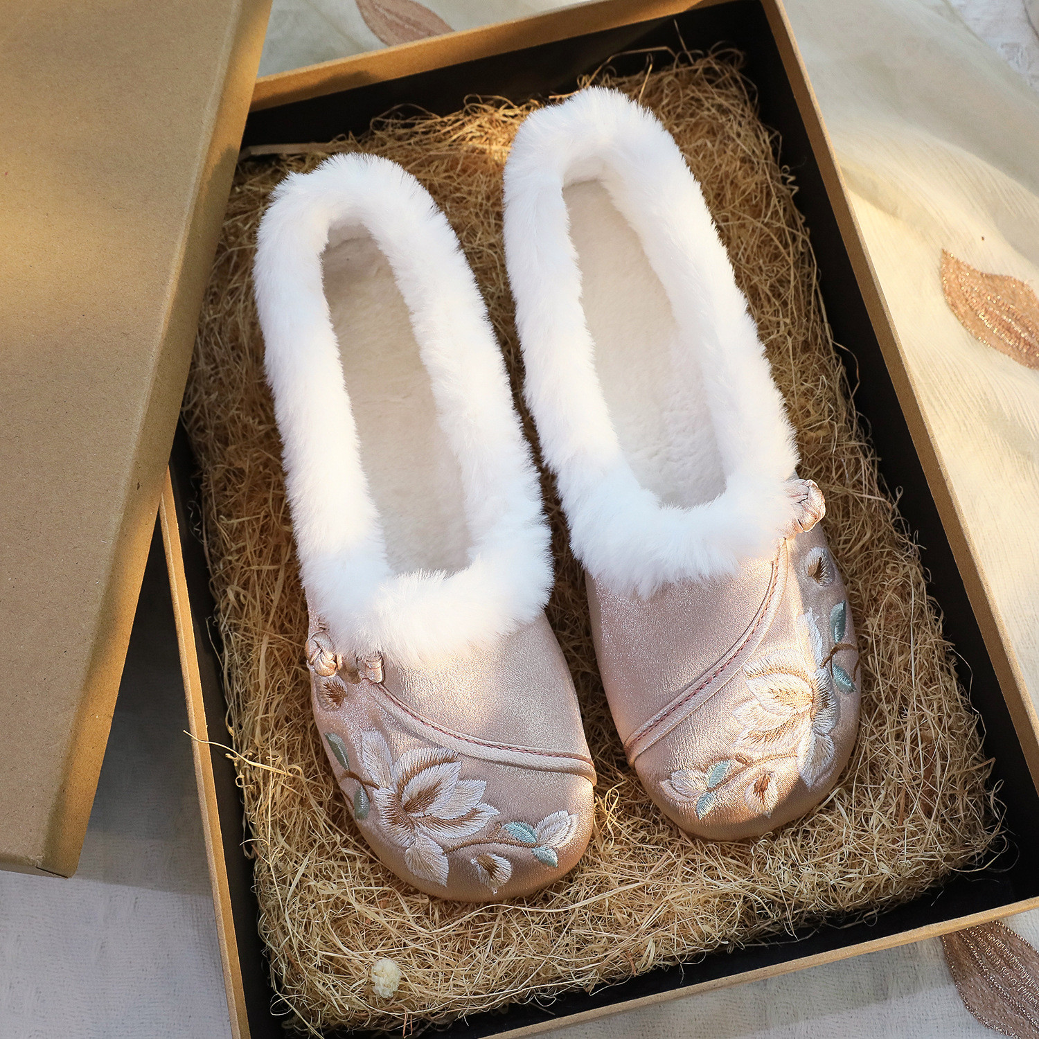 冬の加絨加厚保温刺繍花靴女性用古風漢服布靴女性平ヒール浅口新中式