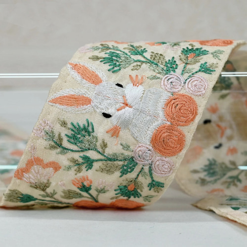 インド刺繍リボン50cm切り売り 花園の白うさぎ イエロー地 6.7cm幅 HC