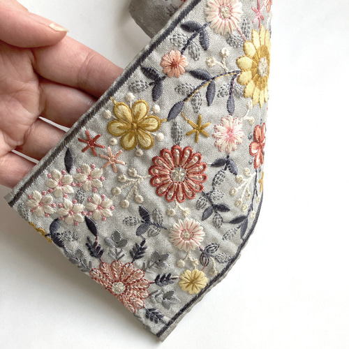 インド刺繍リボン50cm切り売り スザニフラワー グレー地 10.0cm幅 花