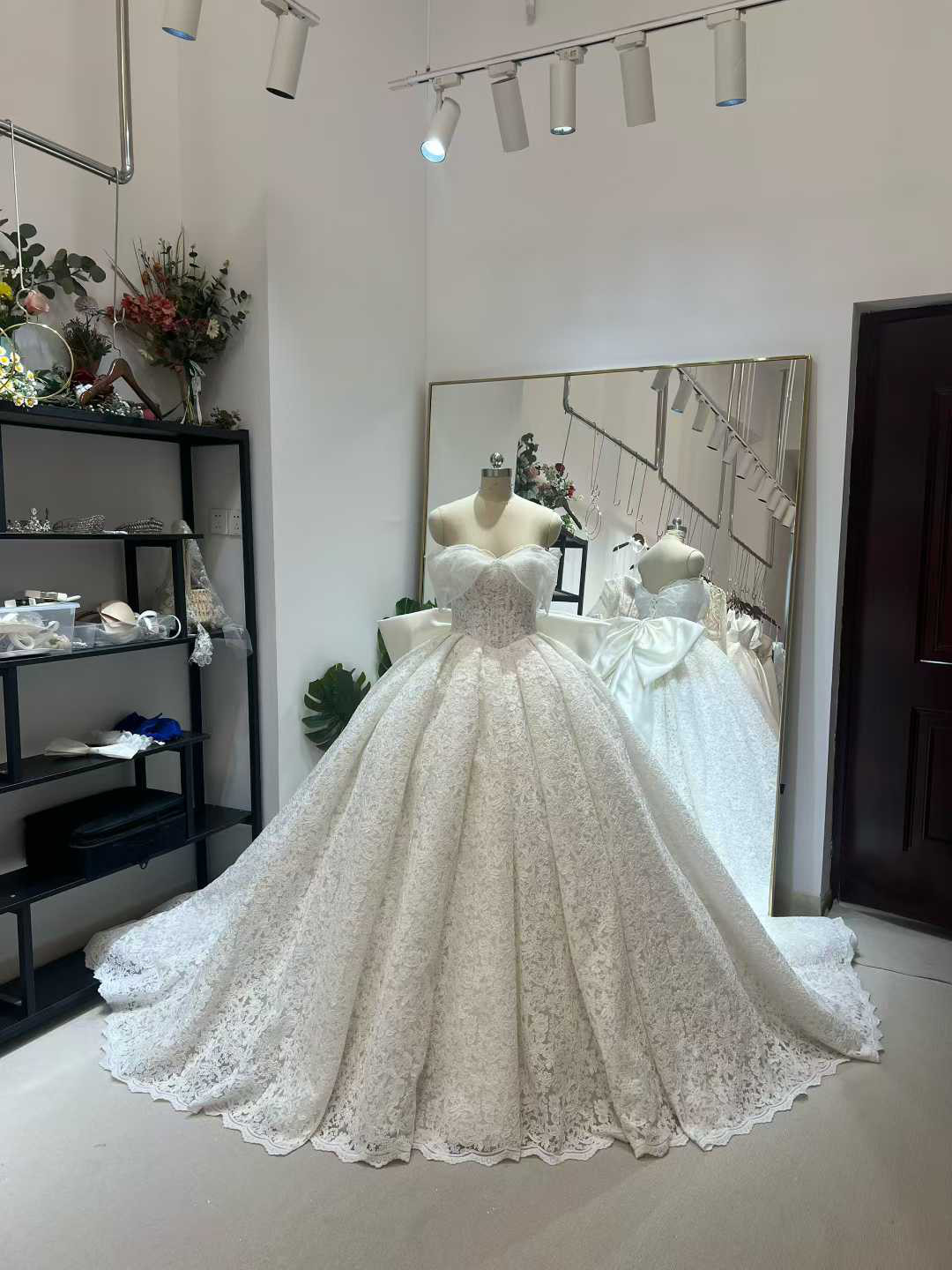 送料無料！ウェディングドレス オフショルダー 贅沢な小花柄の総レース ふっくら柔らかなバックリボン  結婚式