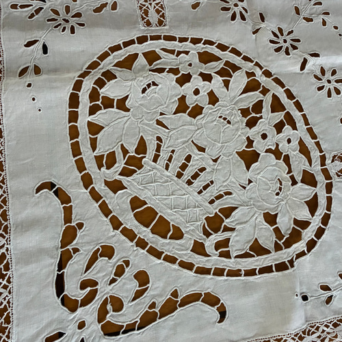 フランスアンティーク*手刺繍*花かご刺繍*テーブルクロス*ベッドカバー
