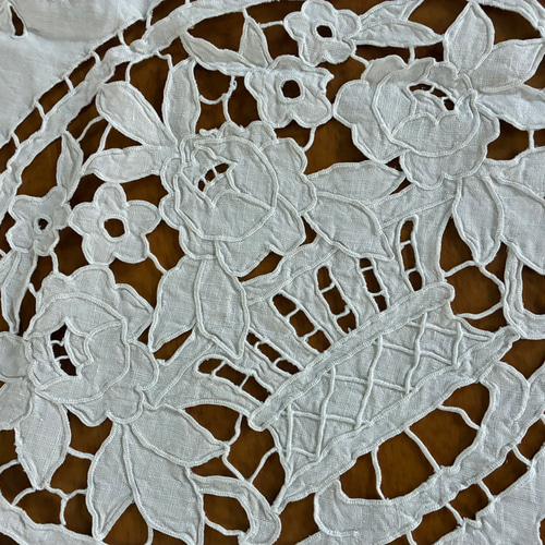 フランスアンティーク*手刺繍*花かご刺繍*テーブルクロス*カバー*ボビンレース フランスアンティーク*手刺繍*花かご刺繍*テーブルクロス*カバー