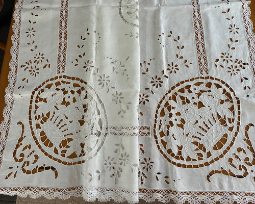 フランスアンティーク*手刺繍*花かご刺繍*テーブルクロス*ベッドカバー