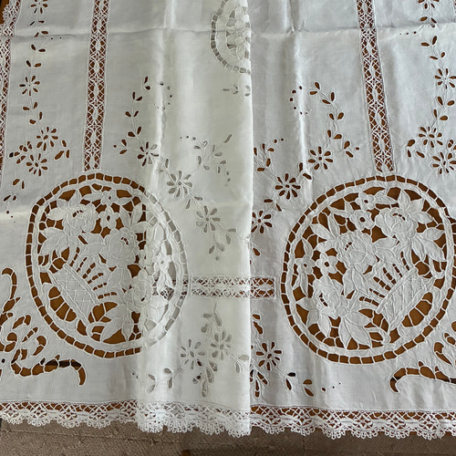 フランスアンティーク*手刺繍*花かご刺繍*テーブルクロス*ベッドカバー