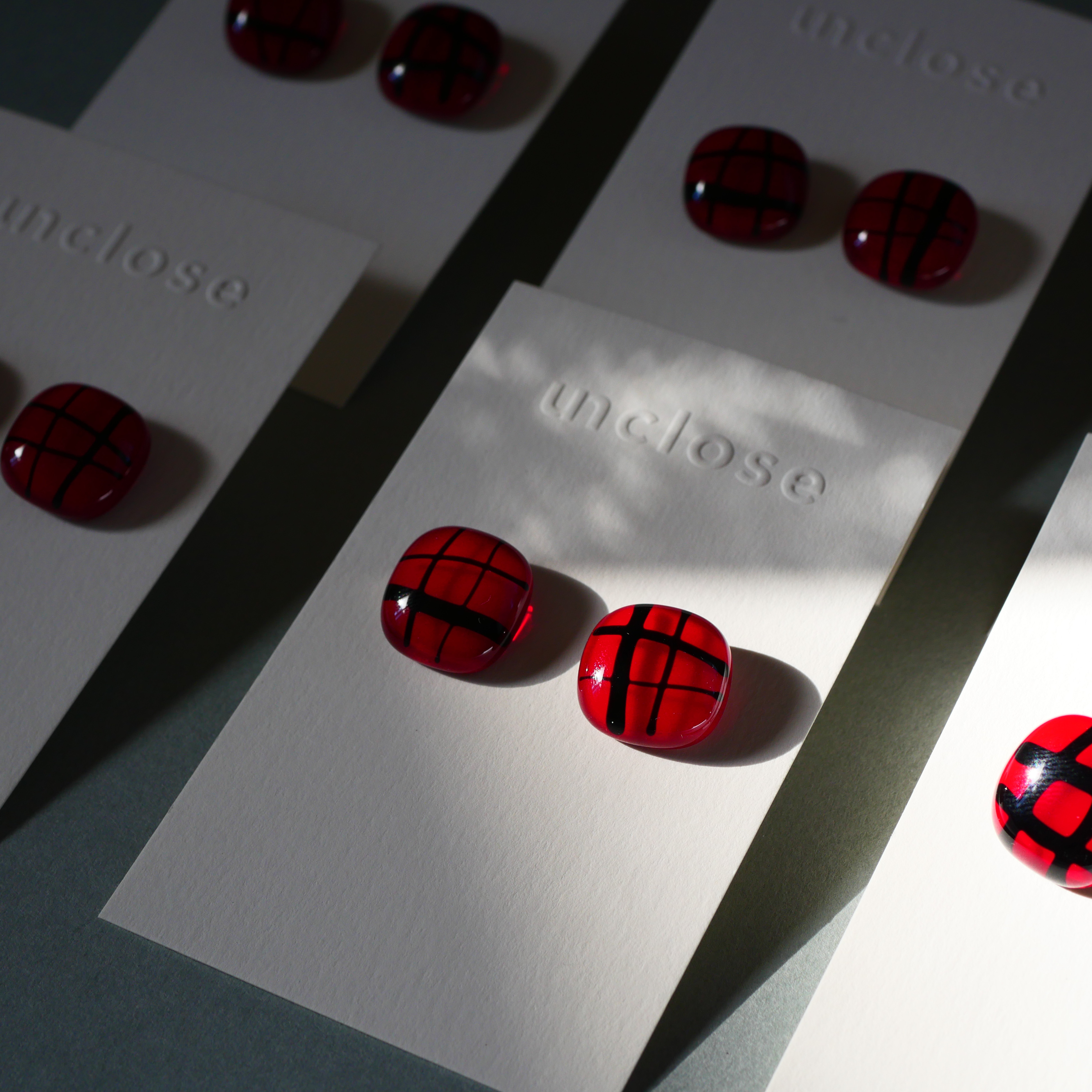 お菓子みたいなガラスのピアス Red イヤリング変更可能　14kgf　サージカルステンレス316 金属アレルギー対応