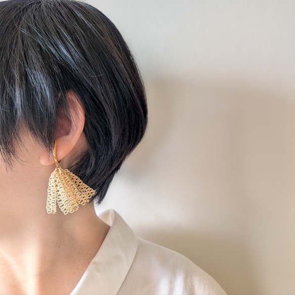 極細水引 片耳イヤーカフ 小いさな花束 鳥の子色 灰桜色 ススキの