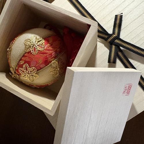 華猫 『羽子板と手毬飾りのセット ― 紫苑（しおん） ―』 華襲