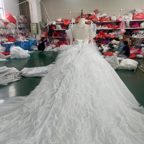 ホワイトウェディングドレス　パフスリーブ付き 高級感溢れるvネック パフスリーブ セクシー ウェディングドレス