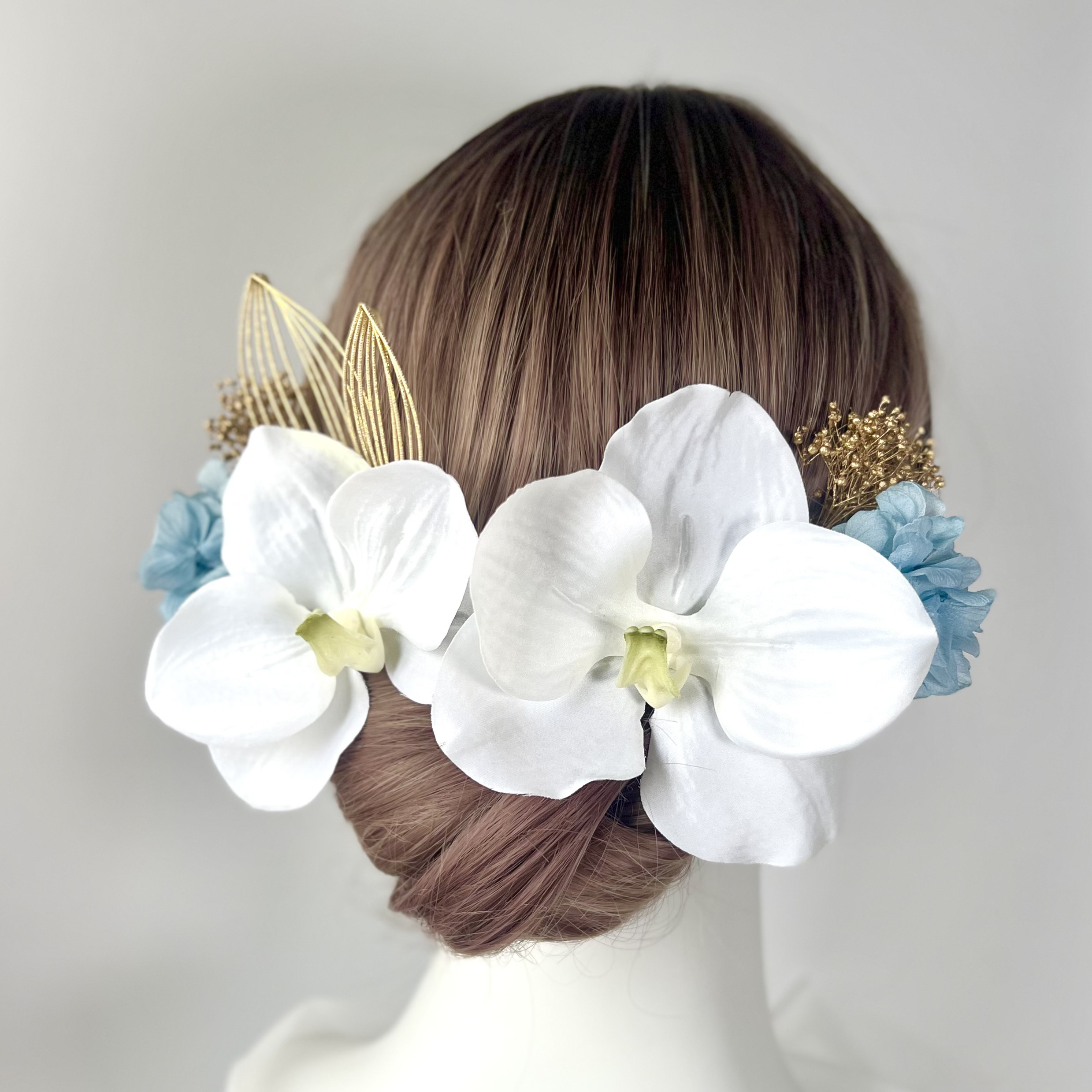 成人式 結婚式 白胡蝶蘭と水色あじさいの髪飾り　和装・振袖・白無垢・卒業式　髪かざり　ヘアアクセサリー　ブルー系