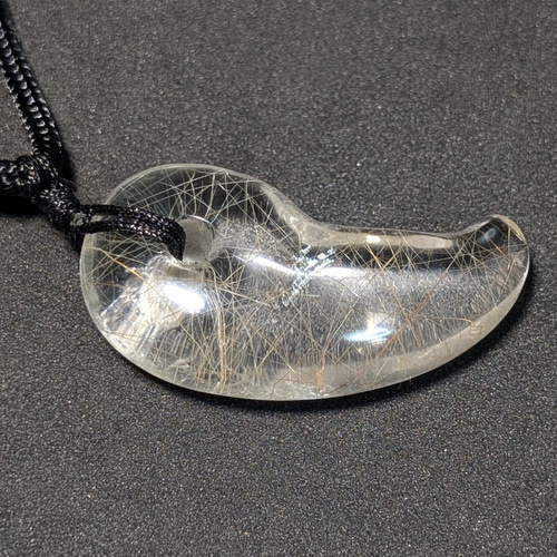 無限に広がる金線の世界】ゴールドルチルクォーツ 勾玉 ネックレス