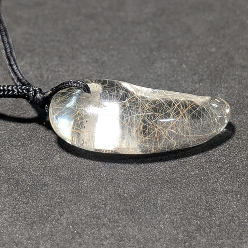 無限に広がる金線の世界】ゴールドルチルクォーツ 勾玉 ネックレス