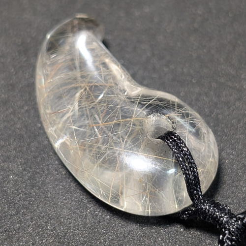 無限に広がる金線の世界】ゴールドルチルクォーツ 勾玉 ネックレス