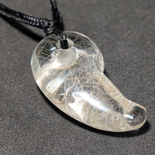 無限に広がる金線の世界】ゴールドルチルクォーツ 勾玉 ネックレス