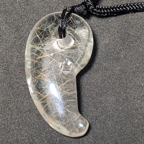 無限に広がる金線の世界】ゴールドルチルクォーツ 勾玉 ネックレス