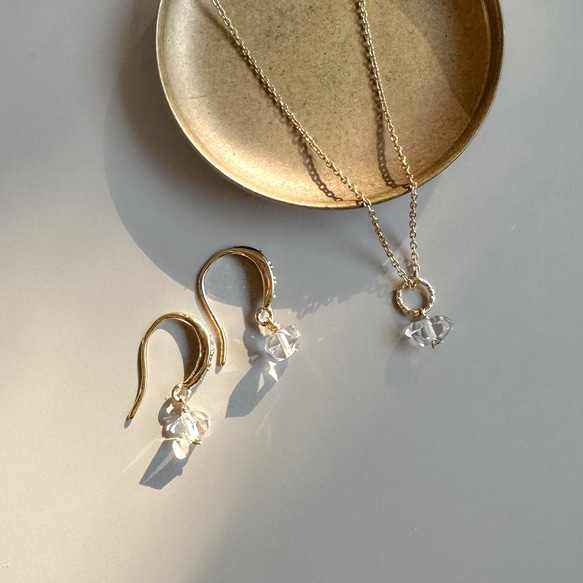 【新作2026】ハーキマーダイヤと煌めくジルコニアのミニピアス  /金具変更可（イヤリング・シルバーカラーあり） 3枚目の画像